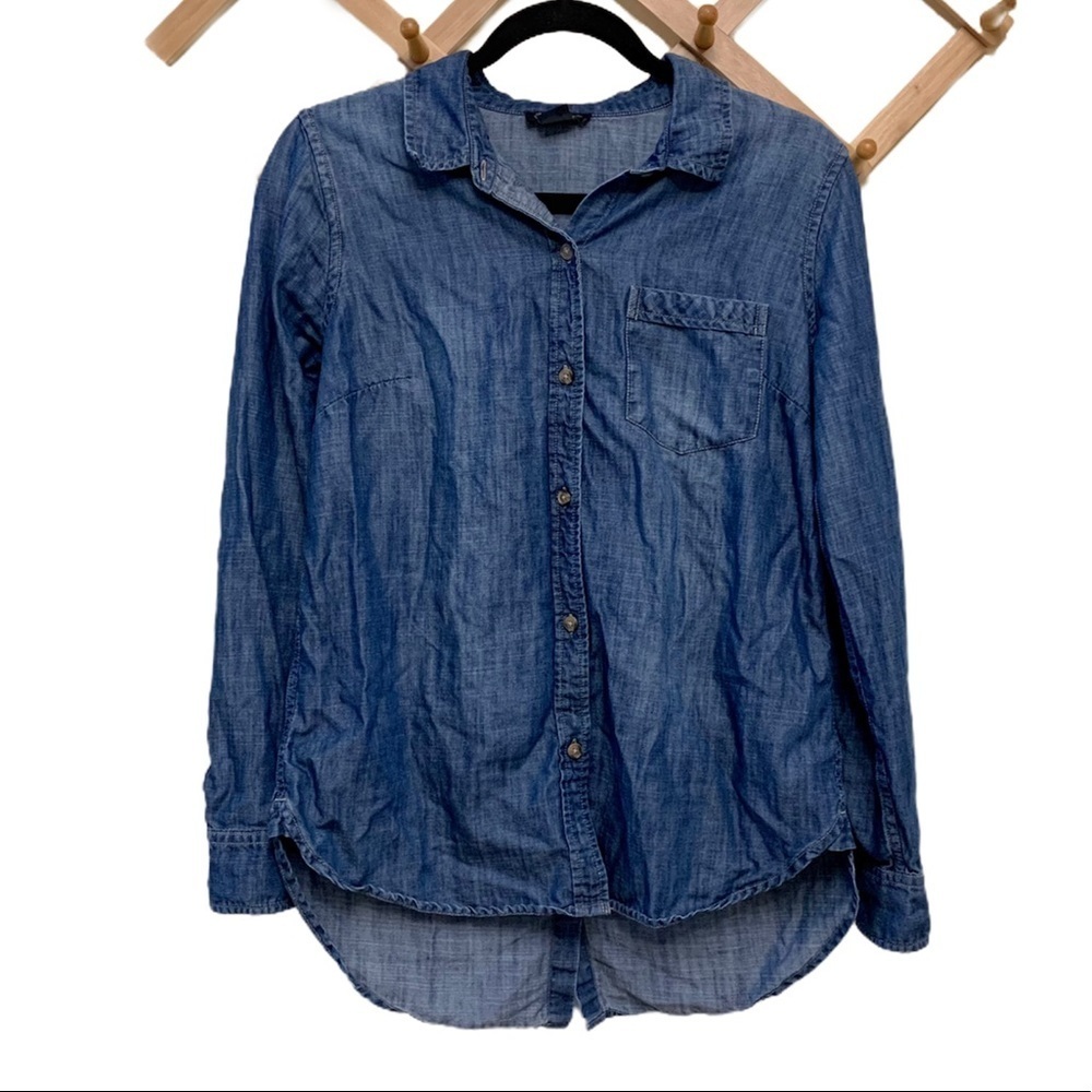 ⭐️⭐️ 2/$35 Dark denim chambray button down